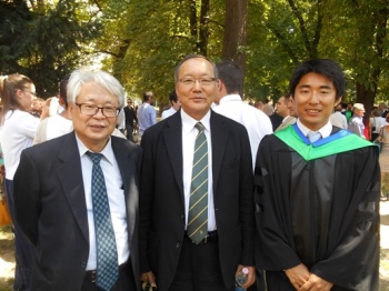 ペーチ大学卒業式にて。左から木曽顧問、岩尾理事、卒業生の神野君