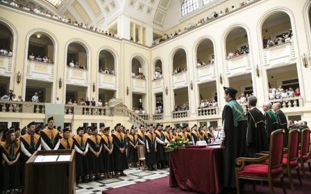 デブレツェン大学卒業式の模様